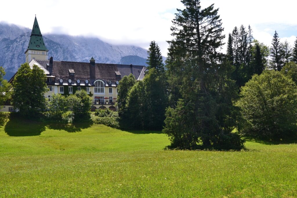 Fotografía panorámica del frente del hotel y su jardin